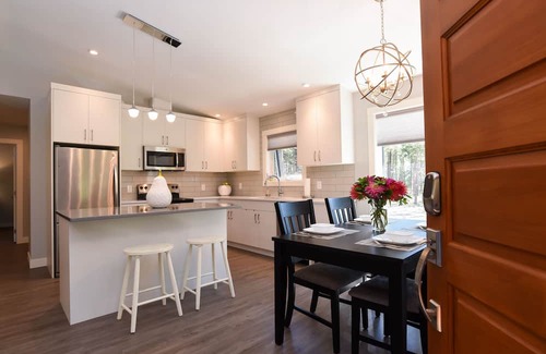 Comox House | The Eagles Nest - just a 5 minute walk to the beach!