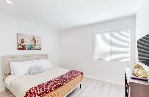 Northridge House | Stylish, sunny retreat with patio & W/D - near golf & theme parks - dog-friendly