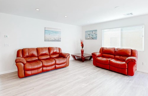 Northridge House | Stylish, sunny retreat with patio & W/D - near golf & theme parks - dog-friendly