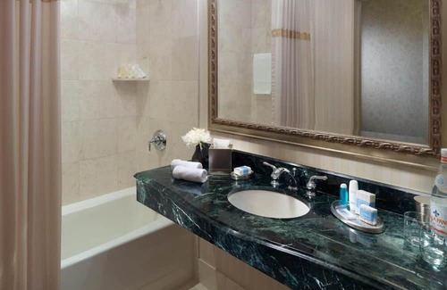 Financial District House | King Room at a 4.5⭐️ Hotel