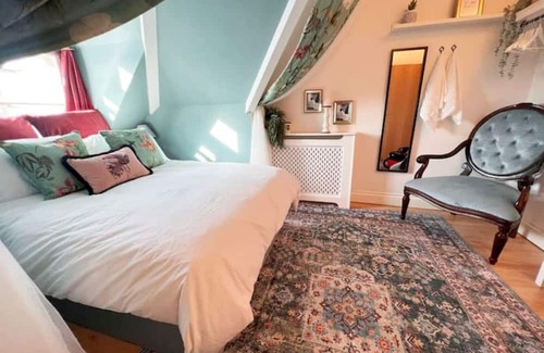 Frognal and Fitzjohns Apartment | The Maple Retreat - Hampstead