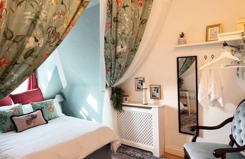 Frognal and Fitzjohns Apartment | The Maple Retreat - Hampstead