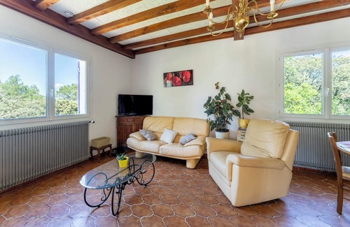 Sabran House | Holiday Home 'Vacances Dans Le Gard' with Private Garden and Wi-Fi