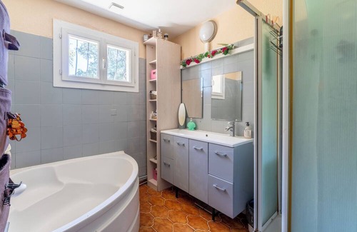 Sabran House | Holiday Home 'Vacances Dans Le Gard' with Private Garden and Wi-Fi