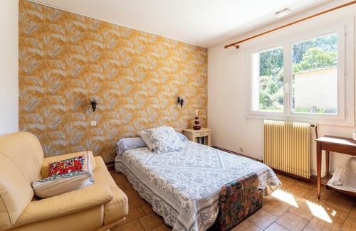 Sabran House | Holiday Home 'Vacances Dans Le Gard' with Private Garden and Wi-Fi