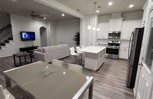 Fulshear House | Luxury House-Only Quiet Guests