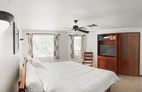 Quepos Apartment | Poolside Oasis near Manuel Antonio! AC/WiFi/Tennis
