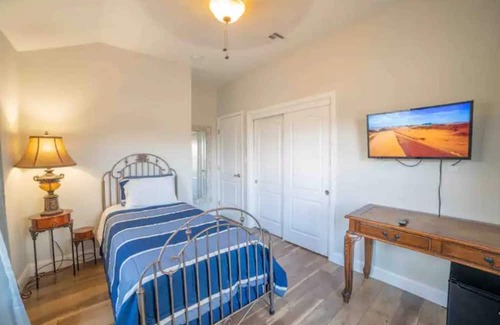 Sunrise Acres House | Northeast Spacious Home. Warmth, Cheer & Joy Await