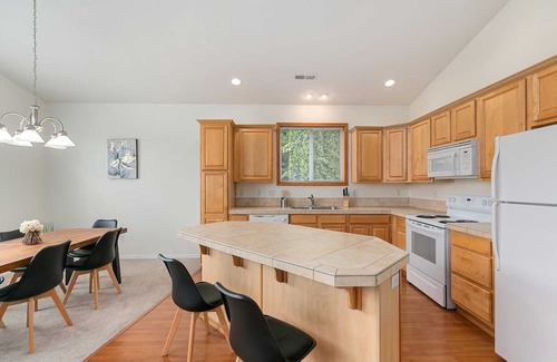 Powellhurst-Gilbert House | Serene Haven Retreat on se 141st pl