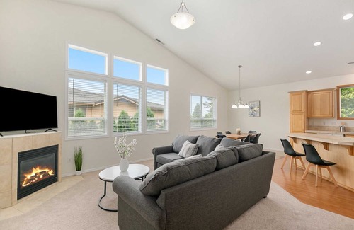 Powellhurst-Gilbert House | Serene Haven Retreat on se 141st pl