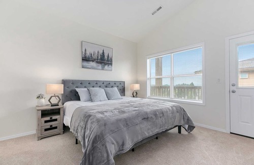 Powellhurst-Gilbert House | Serene Haven Retreat on se 141st pl