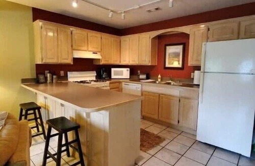 Rogers House | Peaceful place-Rogers King bed/garage parking!