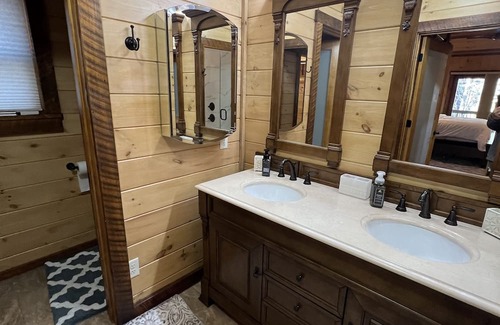 Cherry Log Cabin | Family Retreat, 4 Bd, 3.5 ba, WIFI, Hot Tub, pool table, fooseball, fire pit!