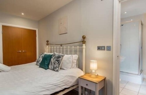 Watford Apartment | Spacious 2 Bed Flat | Free Parking, 15 min to Warner Bros, Nearby Supermarket,