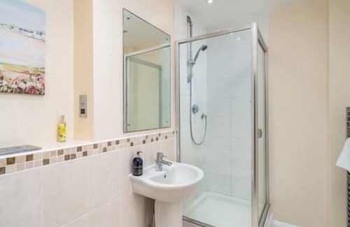 Watford Apartment | Spacious 2 Bed Flat | Free Parking, 15 min to Warner Bros, Nearby Supermarket,