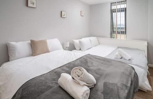 Watford Apartment | Spacious 2 Bed Flat | Free Parking, 15 min to Warner Bros, Nearby Supermarket,
