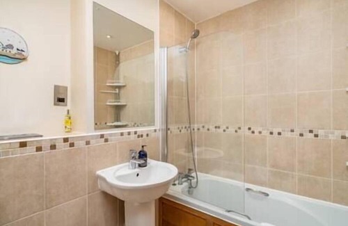 Watford Apartment | Spacious 2 Bed Flat | Free Parking, 15 min to Warner Bros, Nearby Supermarket,