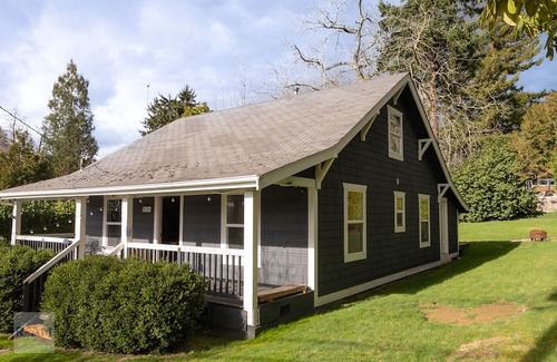 Norkirk House | Cottage Home in Heart of Kirkland w/Yard for Pets