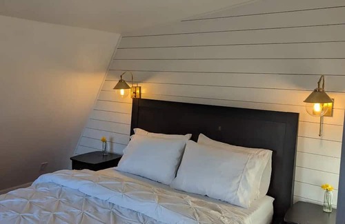 Bellevue House | The Charlotte- Modern Cabin Close to Downtown