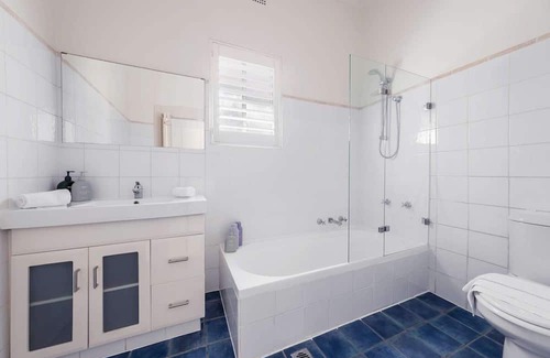 Clovelly House | 2BR Vintage Charm, Modern Comfort at Clovelly