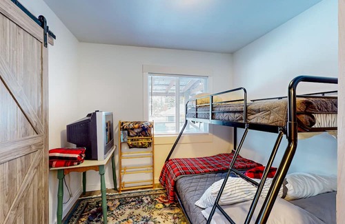 Mullan House | Delightful alpine retreat with deck & games - near ski slopes & trails - dogs ok