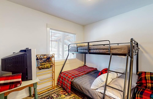 Mullan House | Delightful alpine retreat with deck & games - near ski slopes & trails - dogs ok