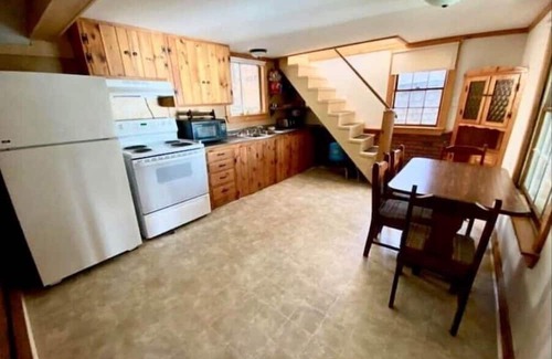 Kents Hill Cabin | Quaint & rustic 2-bedroom camp on Echo Laken