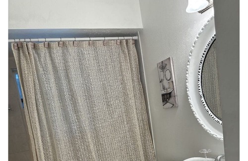 Fruitville House | 9 miles to beaches. Screened and heated pool. 3 miles to NATHAN BENDERSON PARK.