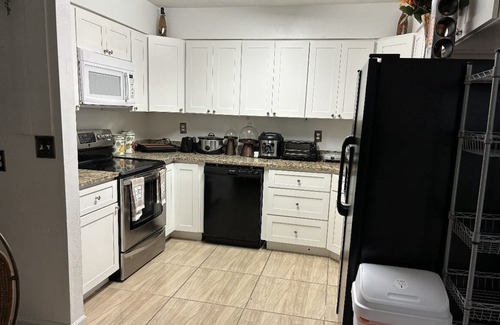 Fruitville House | 9 miles to beaches. Screened and heated pool. 3 miles to NATHAN BENDERSON PARK.