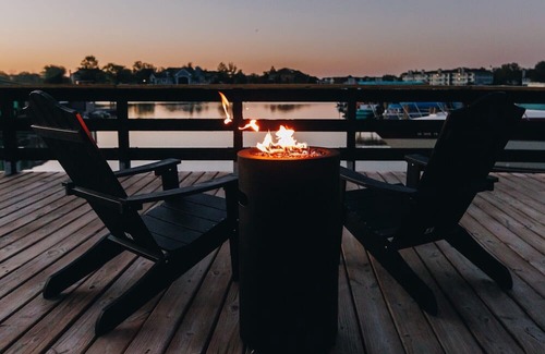 Sandusky Boat Rental | Escape on the Water-Tiny Houseboat @ SoLSTAY Resort
