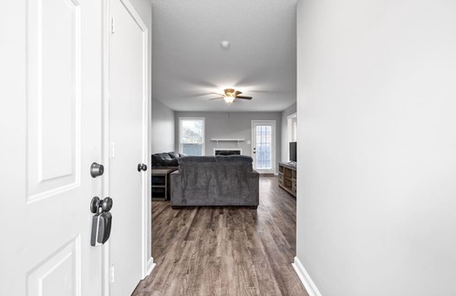 Clarksville House | 5 minute to gate 4, pets welcome