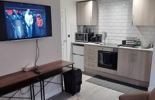 Stoke-on-Trent Apartment | Beautiful 'n' Cosy City Center Stylish experience centrally-located home