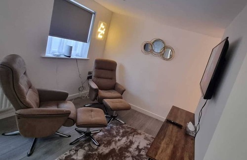 Stoke-on-Trent Apartment | Beautiful 'n' Cosy City Center Stylish experience centrally-located home
