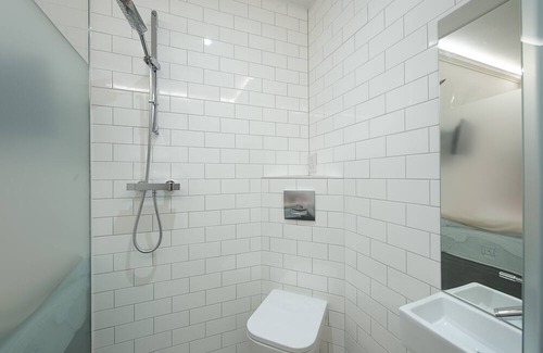 Campden Apartment | Twin bed Kensington Studio, 5mins to Kensington Palace & 10mins to Portobello Rd