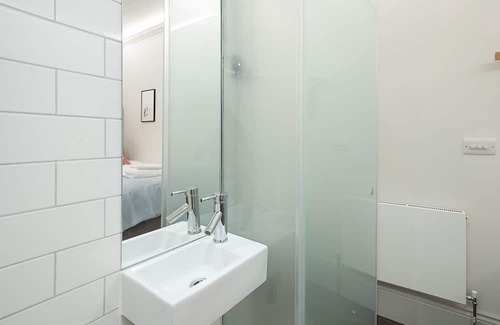 Campden Apartment | Twin bed Kensington Studio, 5mins to Kensington Palace & 10mins to Portobello Rd