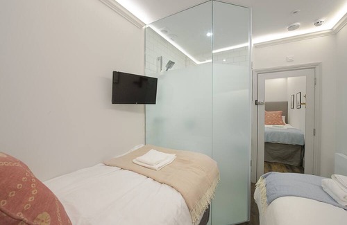 Campden Apartment | Twin bed Kensington Studio, 5mins to Kensington Palace & 10mins to Portobello Rd