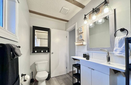 North Central Edmonton Apartment | Self-check-in/Full kitchen/Pet-Friendly/Parking