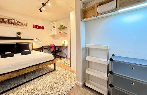 North Central Edmonton Apartment | Self-check-in/Full kitchen/Pet-Friendly/Parking