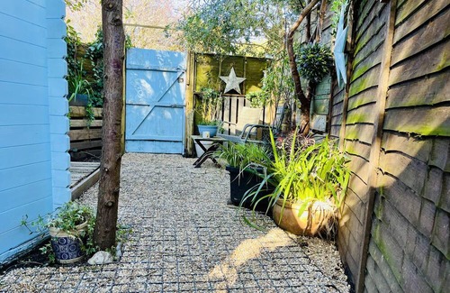 Felpham Cabin | Beautiful Cosy Garden Cabin, 5min walk to beach