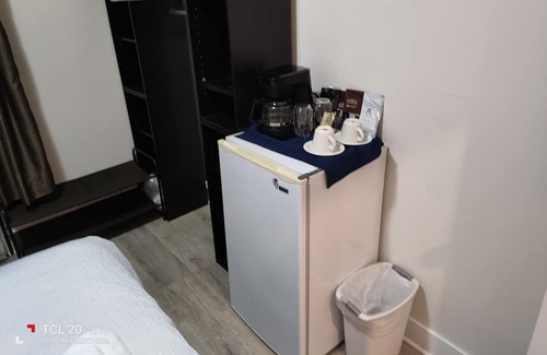 Saanich Bed & Breakfast | Sweet House b & b on uptown of Victoria Room 2. (Saanich licence No:18707)