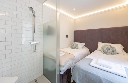Campden Apartment | Twin bed Kensington Studio, 5mins to Kensington Palace & 10mins to Portobello Rd