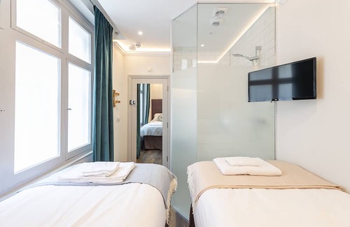 Campden Apartment | Twin bed Kensington Studio, 5mins to Kensington Palace & 10mins to Portobello Rd