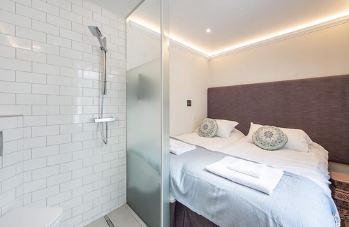 Campden Apartment | Twin bed Kensington Studio, 5mins to Kensington Palace & 10mins to Portobello Rd