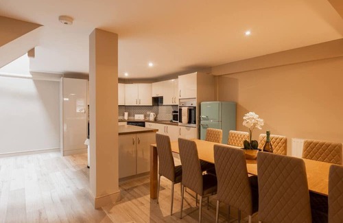 Tarvin House | Spacious and stylish accommodation - sleeps 15