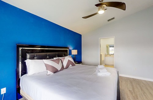 Eagle Pointe South House | Magical, spacious retreat with private pool, lanai, & lake views - near parks