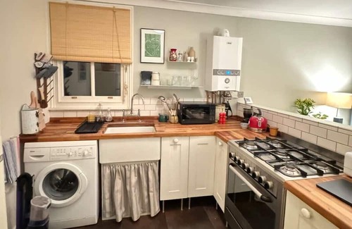 Dalgarno Apartment | Cosy & Charming 1BD Flat — Kensal Rise, London!