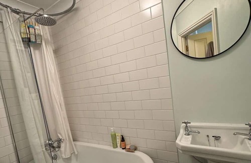 Dalgarno Apartment | Cosy & Charming 1BD Flat — Kensal Rise, London!