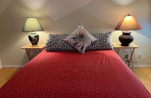 Fleetwood House | Stylish Stay in Budget in Surrey (Close to Town Centre)