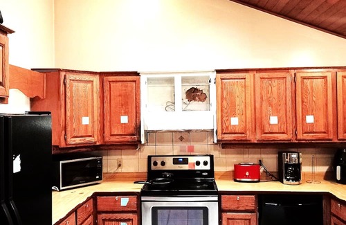 Fleetwood House | Stylish Stay in Budget in Surrey (Close to Town Centre)