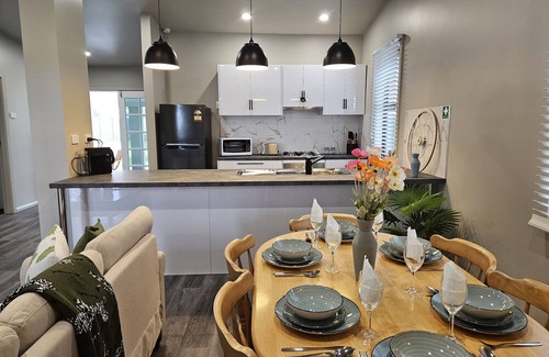 Cessnock House | Chambre House - Pool, Outdoor entertainment, Aircon every room.